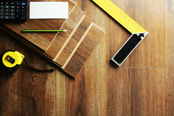 层压板地板上木板和工具木背景层压板地板上木板和工具木背景