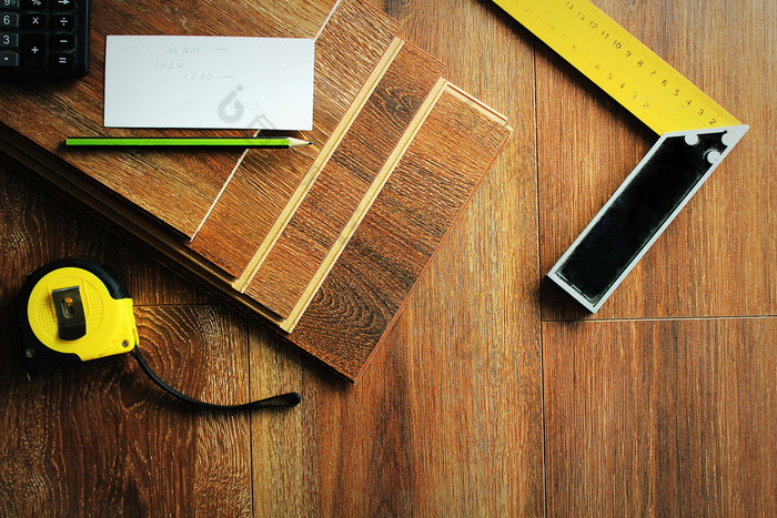 层压板地板上木板和工具木背景不同的卡彭特工具的层压地板上前视图层压板地板上木板和工具木背景不同的卡彭特工具的层压地板上前视图