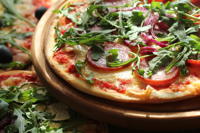 不同的变化披萨披萨与香肠西葫芦橄榄奶酪rucola不同的变化披萨披萨与香肠西葫芦橄榄奶酪rucola前视图