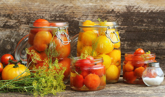 腌番茄罐子木表格西红柿发酵过程玻璃罐子各种红色的黄色的橙色颜色腌番茄罐子木表格西红柿发酵过程玻璃罐子各种红色的黄色的橙色颜色