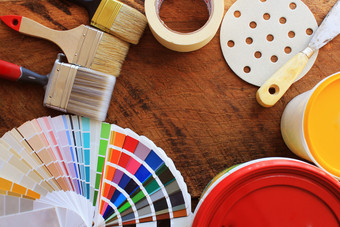 各种各样的绘画工具配件和颜色样品为首页改造木背景各种各样的绘画工具配件和颜色样品为首页改造木背景