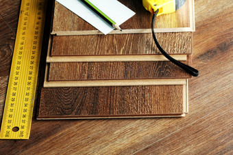 层压板地板上木板和工具木背景层压板地板上木板和工具木背景