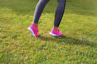 跑步者运动员准备运行的户外健身女人培训和慢跑夏天公园跑步者运动员准备运行的户外健身女人培训和慢跑夏天公园