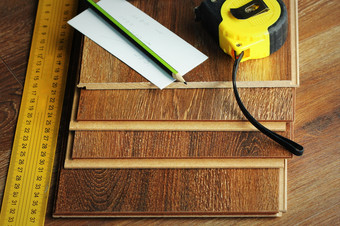 层压板地板上<strong>木板</strong>和工具木背景层压板地板上<strong>木板</strong>和工具木背景