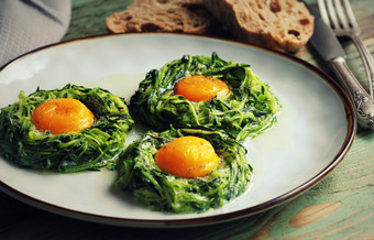 炸蛋西葫芦面条巢健康的早餐前视图炸蛋西葫芦面条巢健康的早餐前视图