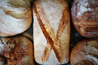 分类新鲜的面包黑色的背景概念烹饪成功的商人开始分类新鲜的面包黑色的背景概念烹饪成功的商人开始