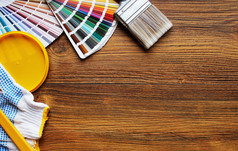 各种各样的绘画工具和颜色调色板木背景各种各样的绘画工具和颜色调色板木背景