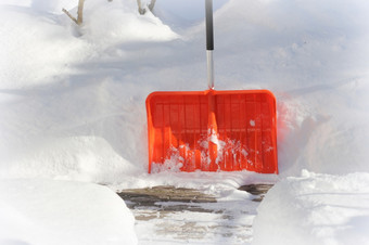 雪清洁概念<strong>红色</strong>的橙色铲和雪在暴风雪城市服务方面清洁雪冬天与铲后暴风雪院子里雪清洁概念<strong>红色</strong>的橙色铲和雪在暴风雪城市服务方面清洁雪冬天与铲后暴风雪院子里