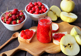 玻璃Jar与不同的类型浆果和水果木表格苹果树莓山楂小时玻璃Jar与不同的类型浆果和水果木表格苹果树莓山楂小时