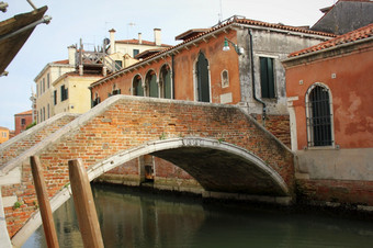 威尼斯运河和桥的马达莱娜里约三塞巴斯蒂安。游客从所有的世界享受的历史城市威尼斯意大利著名的联合国教科文组织世界遗产网站威尼斯运河和桥的马达莱娜里约三塞巴斯蒂安。游客从所有的世界享受的历史城市威尼斯意大