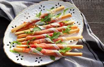 antipasto<strong>盘</strong>冷肉板与格里西尼面包棒火腿片他和芝麻<strong>菜</strong>木背景肉开胃<strong>菜</strong>前视图antipasto<strong>盘</strong>冷肉板与格里西尼面包棒火腿片他和芝麻<strong>菜</strong>木背景肉开胃<strong>菜</strong>前视图