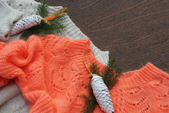 在线圣诞节购物和出售概念平躺女人针织毛衣与圣诞节装饰在线圣诞节购物和出售概念平躺女人针织毛衣与圣诞节装饰
