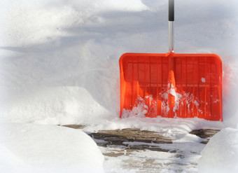 雪清洁概念红色的<strong>橙色</strong>铲和雪在暴<strong>风</strong>雪城市服务方面清洁雪冬天与铲后暴<strong>风</strong>雪院子里雪清洁概念红色的<strong>橙色</strong>铲和雪在暴<strong>风</strong>雪城市服务方面清洁雪冬天与铲后暴<strong>风</strong>雪院子里