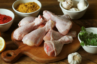 生未煮过的鸡腿鸡腿切割董事会肉与成分为烹饪生未煮过的鸡腿鸡腿切割董事会肉与成分为烹饪