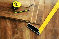 层压板地板上木板和工具木背景层压板地板上木板和工具木背景前视图