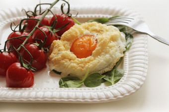 健康的早餐与云蛋spinash和樱桃西红柿云烤箱菜当的蛋白色和蛋蛋黄是烹饪分别健康的早餐与云蛋spinash和樱桃西红柿云烤箱菜当的蛋白色和蛋蛋黄是烹饪分别
