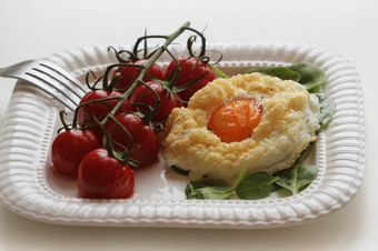 健康的早餐与云蛋spinash和樱桃西红柿云烤箱菜当的蛋白色和蛋蛋黄是烹饪分别健康的早餐与云蛋spinash和樱桃西红柿云烤箱菜当的蛋白色和蛋蛋黄是烹饪分别
