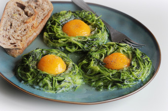 炸蛋西葫芦面条巢健康的早餐前视图炸蛋西葫芦面条巢健康的早餐前视图