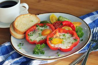 炸蛋的环的贝尔辣椒与草本植物色彩斑斓的健康的早餐炸蛋的环的贝尔辣椒与草本植物色彩斑斓的健康的早餐