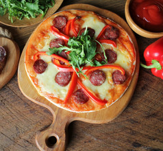 热自制的披萨与蘑菇鸡油菌rucola木表格前视图热自制的披萨与蘑菇鸡油菌rucola木表格前视图