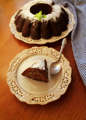 巧克力腥黑穗病蛋糕撒与水果糖粉板白色背景巧克力腥黑穗病蛋糕撒与水果糖粉板白色背景