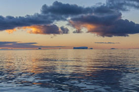 的午夜太阳在的冰山的德雷克通道附近的南极