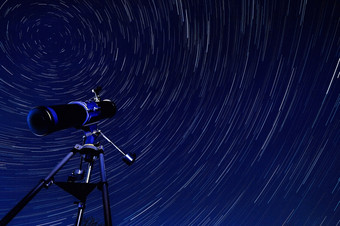 天文学明星小径的早期春天天空北约克郡的曼联王国的明星小径出现旋转周围北极星的波兰明星