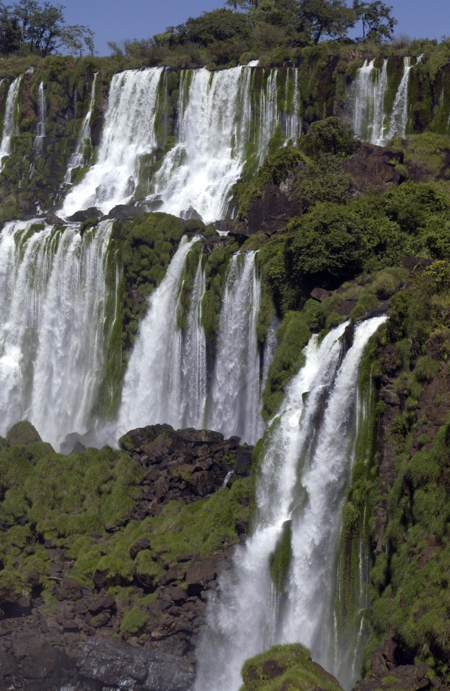 伊瓜苏瀑布Iguassu瀑布伊瓜苏瀑布是瀑布的伊瓜苏河的Brazil-Argentina边境
