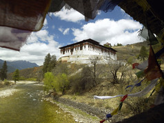 帕罗Dzong佛教修道院的王国不丹视图从在的覆盖桥在的河