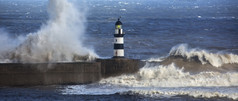 波崩溃在锡厄姆灯塔的东北海岸英格兰