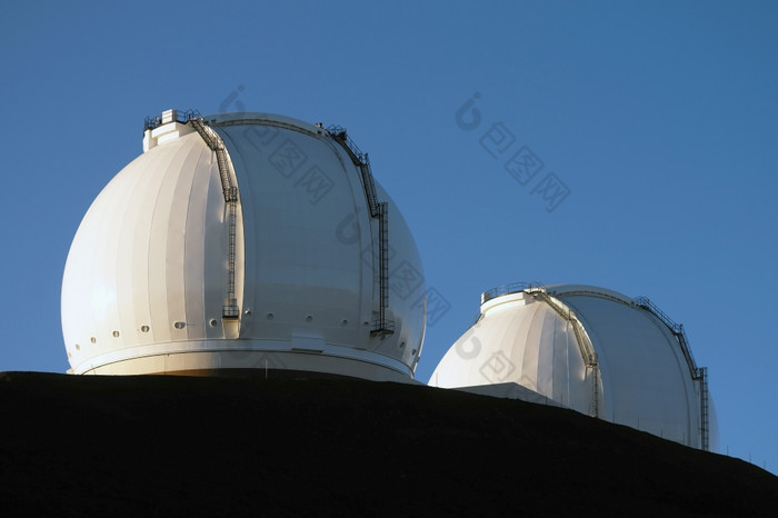 的莫纳Kea天文台是集合天文研究设施位于的峰会莫纳Kea的大岛夏威夷美国的位置理想的因为它的黑暗天空低湿度而且位置以上大多数的水蒸汽的大气清洁空气好天气而且几乎赤道位置