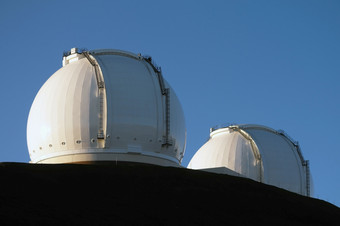 的莫纳Kea天文台是集合天文研究设施位于的峰会莫纳Kea的大岛夏威夷美国的位置理想的因为它的黑暗天空低湿度而且位置以上大多数的水蒸汽的大气清洁空气好天气而且几乎赤道位置