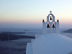 悬崖边上希腊正统的教堂高以上的地中海海的火山岛圣托里尼岛