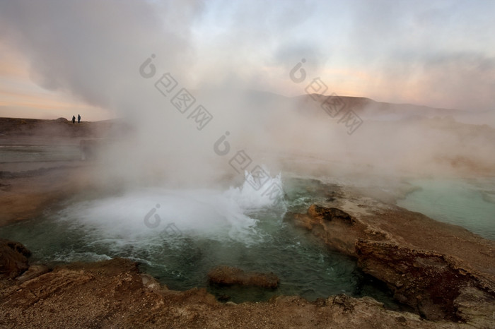 Tatio喷泉场位于在的安第斯山脉山北部智利米以上的意思是海水平的最好的时间看到他们日出当每一个喷泉克服列蒸汽那凝结的激烈的冷早....空气的蒸汽plumes消失的空气变暖也可能的洗澡的热喷泉水小池部