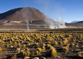 的Tatio喷泉场位于在的安第斯山脉山北部智利米以上的意思是海水平的最好的时间看到他们日出当每一个喷泉克服列蒸汽那凝结的激烈的冷早....空气的蒸汽plumes消失的空气变暖也可能的洗澡的热喷泉水小池