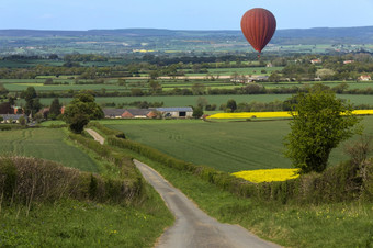 热空气气球漂流在的Harwardian山北约克郡的东北英格兰
