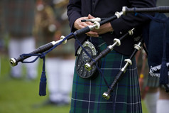 风笛手的Cowal收集传统的高地游戏附近达农的Cowal半岛苏格兰