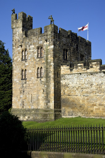 阿尼克城堡的小镇阿尼克诺森伯兰郡东北英格兰日期从当伊夫Vescy成为男爵阿尼克而且竖立的最早的部分的城堡自的城堡有被的手的珀西家庭谁是的公爵而且伯爵诺森伯兰郡