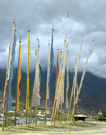 佛教祈祷旗帜山坡上以上的主要小镇廷普的王国不丹
