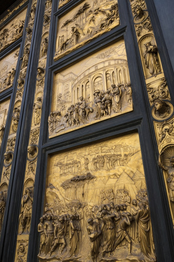 的东门盖茨天堂洛伦佐ghiberti的洗礼堂附近的大教堂弗洛伦斯意大利花了ghiberti年完整的这些门这些镀金青铜门由28面板与二十面板描绘的生活基督从的新证明的八个较低的面板显示的四个布道者和的教