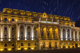 明星小径的早期春天天空在布达城堡的城市布达佩斯匈牙利的明星小径显示的旋转星星在长曝光周围北极星的波兰明星