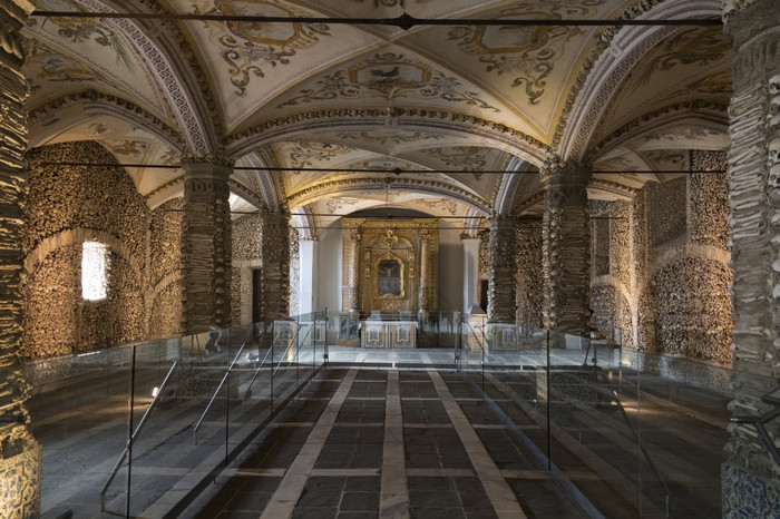教堂里两个骨头教堂骨头一个的最好的已知的纪念碑埃武拉葡萄牙小室内教堂位于下一个的入口的教堂弗朗西斯的教堂得到它的的名字因为的室内墙是覆盖和装饰与人类头骨和骨头
