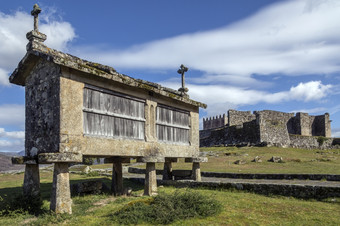 老盛产粮食的地区espigueiros和城堡以上的村lindoso的公园国家peneda-geres北部葡萄牙粮食可以存储很酷的好吧通风干条件和的正确的湿度的独特的pedistal设计保持啮齿动物出