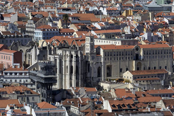 高水平视图在的屋顶的上城区高和明星区的城市里斯本葡萄牙中央的废墟教堂卡尔莫和的电梯圣诞老人公正