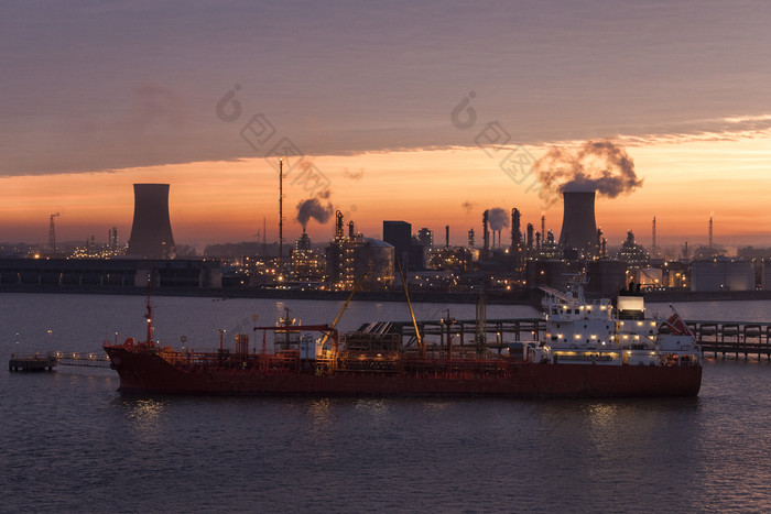 黎明在的工业天际线的亨伯河河口附近的城市船体东北英格兰