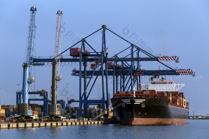 大容器船卸货的港口klaipeda立陶宛