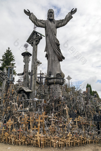 的山<strong>十</strong>字架网站朝圣之旅北部立陶宛在的一代又一代<strong>十</strong>字架<strong>十</strong>字架雕像的维珍玛丽和成千上万的人小肖像和念珠有被放置在这里天主教朝圣者