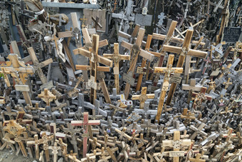 的山十字架网站朝圣之旅北部立陶宛在的一代又一代十字架十字架雕像的维珍玛丽和成千上万的人小肖像和念珠有被放置在这里天主教朝圣者