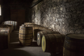 桶麦芽威士忌爱尔兰酒厂威士忌不成熟的的瓶只有的桶的年龄威士忌只有的时间之间的蒸馏和装瓶