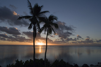 南太平洋日落在热带环礁湖的烹饪岛屿的南太平洋